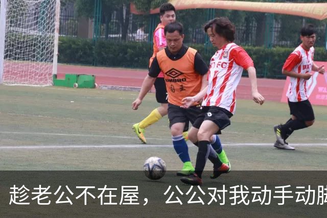 趁老公不在屋，公公对我动手动脚，还讲我比他年轻时情人好看……